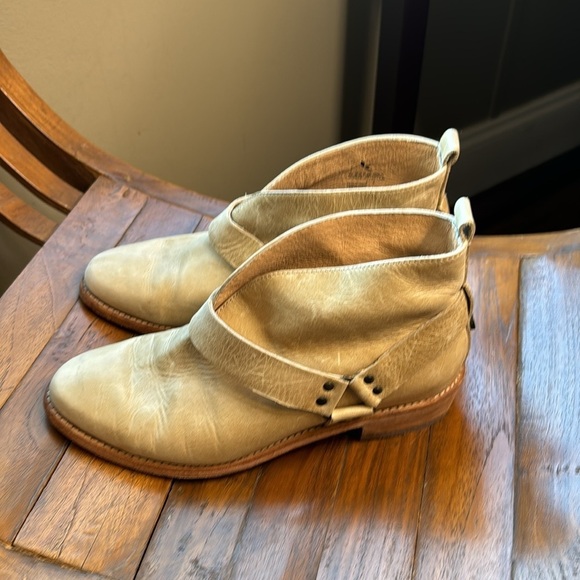 Koolaburra Santa Barbara Leather Ankle Strap Boots Booties Size 7 - Picture 1 of 12